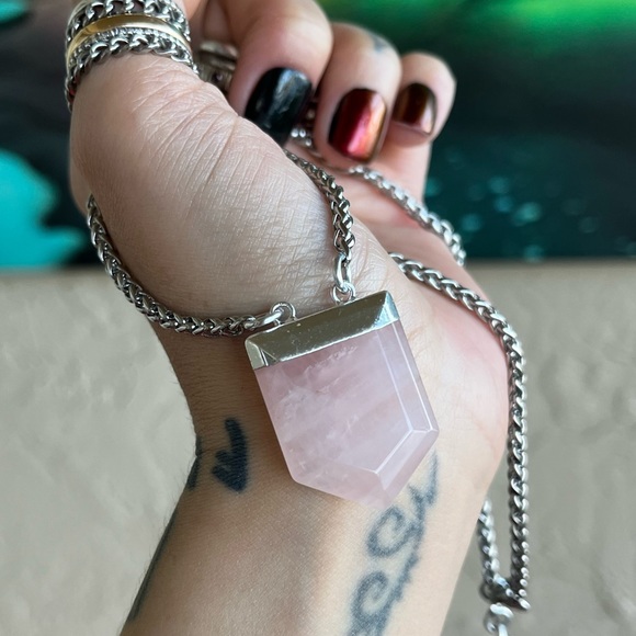 Rose quartz crystal gemstone on stainless steel adjustable choker necklace - Picture 4 of 9